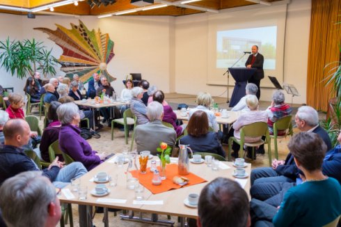 Jan Welzel, Dezernent für Recht, Ordnung und Soziales in Solingen spricht am Mikrofon